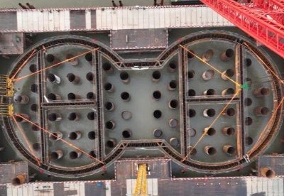 G3铜陵长江公铁大桥工程：世界最大哑铃型钢围堰前两节吊装到位