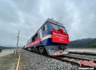 打通成渝物流新路径 重庆江津首发成渝地区双城经济圈货运班列