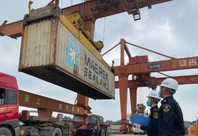 浙江内河首票采取“船边直提”模式进口货物顺利通关