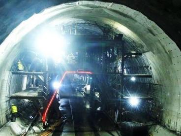 池黄高铁磨盘尖2号隧道全隧顺利贯通