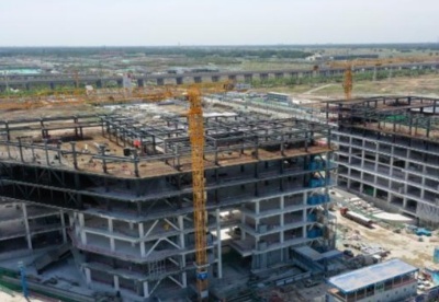 雄安自贸试验区综合管理服务中心项目主体钢结构封顶