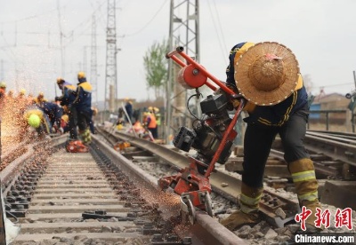 国内首条沙漠铁路甘宁段启“大修”：提升线路设备质量