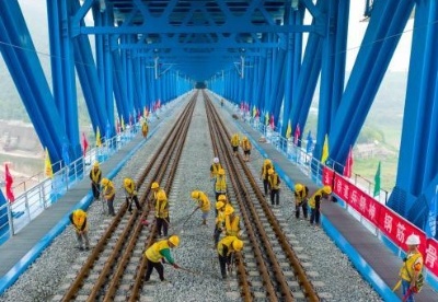 重庆铁路枢纽东环线南段轨道成功贯通