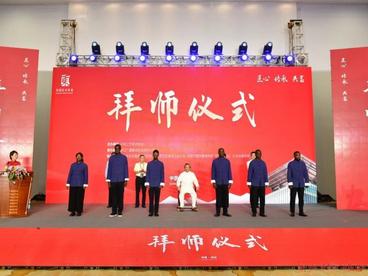 跨越15000公里的木雕情缘 东阳木雕大师收“洋徒弟”