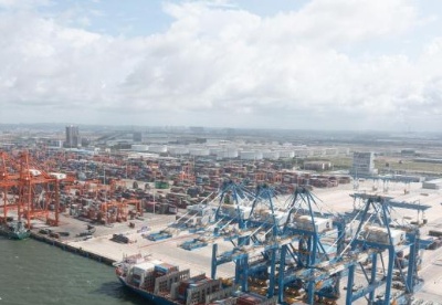 中国首个海铁联运自动化集装箱码头完成首次靠泊