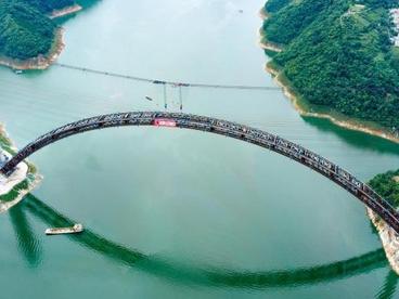 在建世界最大跨径拱桥——天峨龙滩特大桥主桥拱桁实现合龙