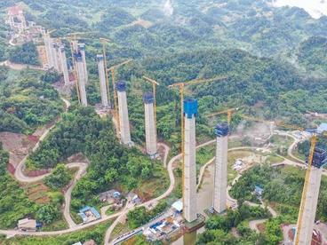 高192米！渝湘复线高速公路第一高墩柱封顶