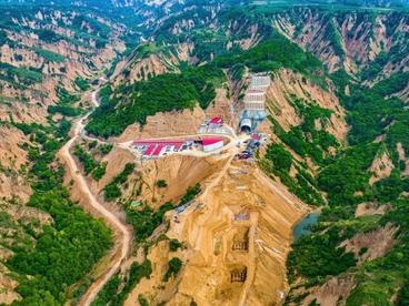 陕西延安首条高铁隧道顺利贯通