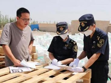 甘肃敦煌首次通过西部陆海新通道铁海联运列车出口石棉