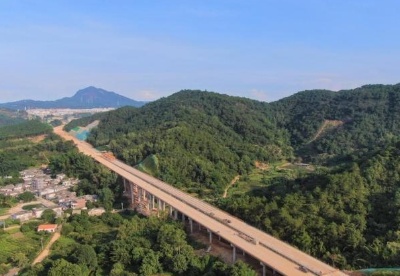 广东潮州东联络线实现双幅贯通 进入路面施工阶段