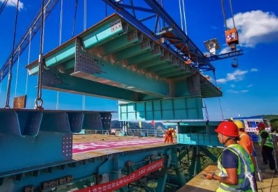 贵州首座采用预制平行钢丝索股施工的六车道钢桁梁悬索桥合龙