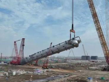中国石化天津南港乙烯项目首台大型设备一次吊装成功