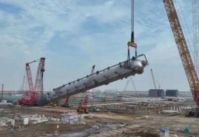中国石化天津南港乙烯项目首台大型设备一次吊装成功
