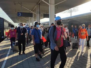 今年首趟“吉泰号”旅游专列抵达新疆阿勒泰