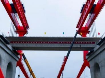 巢马城际铁路近千吨“超大箱梁”架设成功
