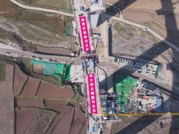 青海首座高速公路螺旋桥右幅合龙