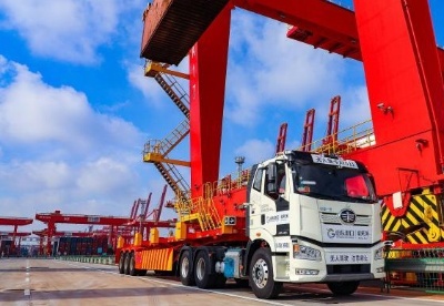 山东港口日照港全自动化集装箱码头投用一周年 船时效率提升26%