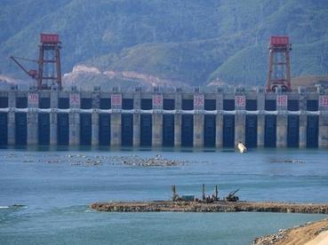广西大藤峡水利枢纽工程右岸首台机组投产发电