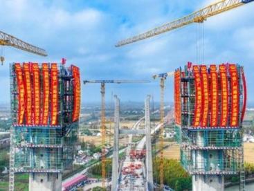 中国首座高速铁路与普速铁路两用四线斜拉桥主塔全面封顶