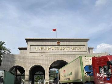 中越边境广西友谊关口岸车水马龙 RCEP激发边城外贸活力