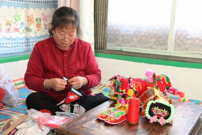 河北永清：非遗传承人一针一线绣出布艺文化