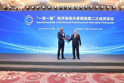 “一带一路”经济信息共享网络第二次成员会议期间为新加入成员颁发证书