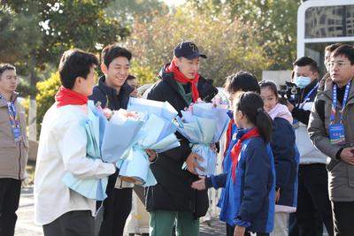 羽毛球冠军走进合肥市奥体小学公益活动圆满结束  