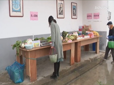 Vendors set up self-service vegetable stalls amid coronavirus outbreak in E China 