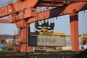 China's weekly export container shipping index edges down