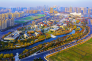 Foreigner experiences innovative fashion industry in E. China's Hangzhou