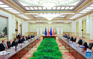 Chinese premier welcomes foreign firms to invest in China 