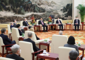 Chinese premier holds symposium with foreign experts in China