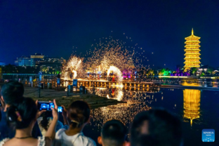 Economic Watch: Scorching heat fuels China's booming nighttime tourism