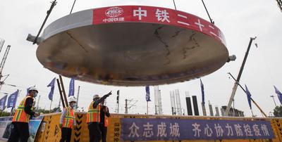 哈尔滨：哈西大街打通工程双塔双索面转体斜拉桥完成转体球铰安装