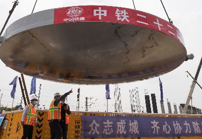 哈尔滨：哈西大街打通工程双塔双索面转体斜拉桥完成转体球铰安装