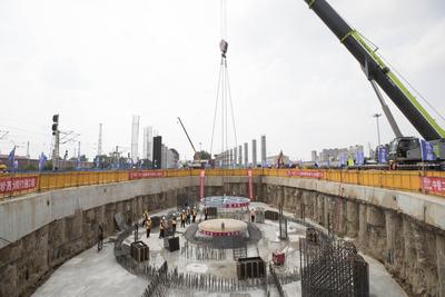 哈尔滨：哈西大街打通工程双塔双索面转体斜拉桥完成转体球铰安装