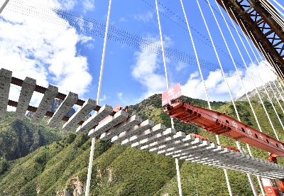 拉林铁路铺轨至藏木雅鲁藏布江特大桥