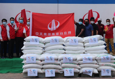 中国企业向斯里兰卡受疫情困扰的村民捐助口粮