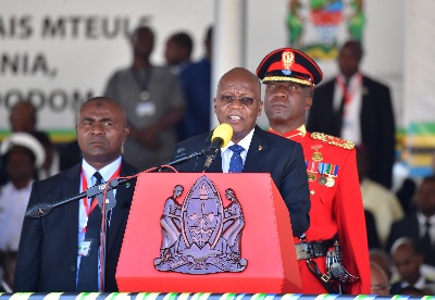 获竞选连任的坦桑尼亚总统马古富力宣誓就职