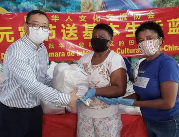 巴西华人社团向当地社区捐赠慈善物资