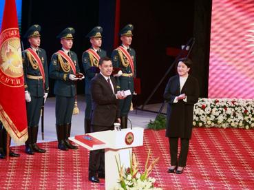扎帕罗夫就任吉尔吉斯斯坦总统