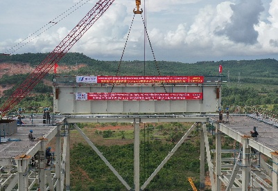 中资柬埔寨西港火电项目#1机组锅炉大板梁顺利吊装