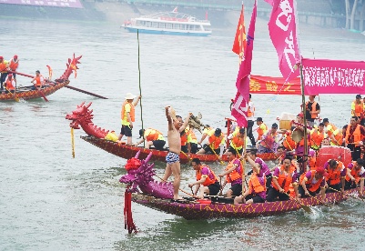 第二十一届中国安康汉江龙舟节在陕西安康举办 
