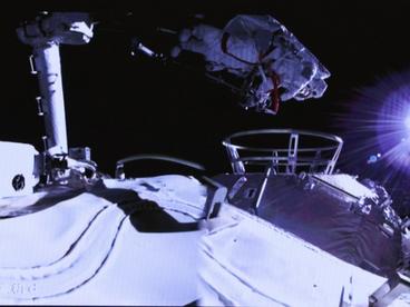 我国空间站阶段航天员首次出舱活动取得圆满成功