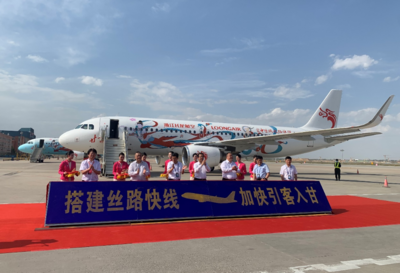 长龙航空“飞天号”“如意号”彩绘飞机在兰州中川国际机场首飞