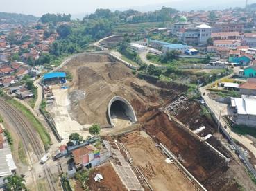 印尼雅万高铁10号隧道建成贯通