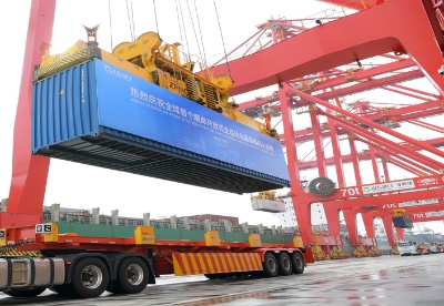 山东日照港建成全球领先的顺岸开放式全自动化集装箱码头