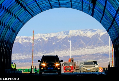 新疆哈密：东天山特长隧道月底通车