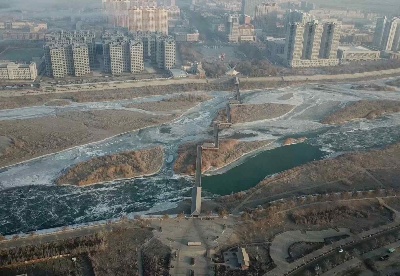 新疆开都河现冰凌景观 冰水交融美景迷人