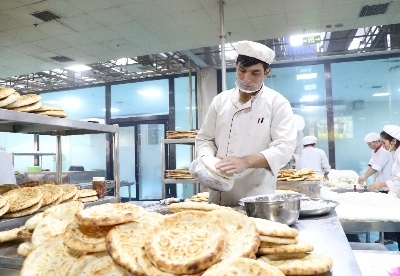 新疆喀什地区：把幸福收入“馕”中